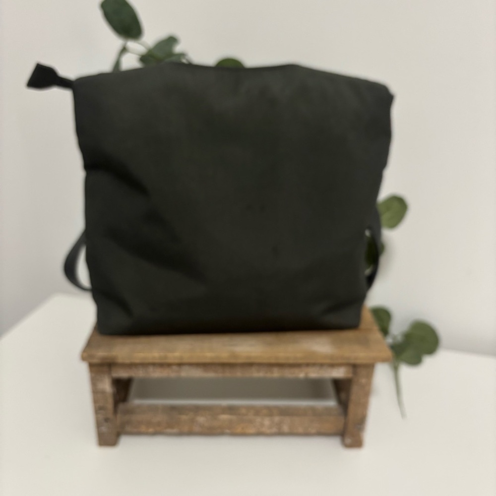 Baggallini Gray Crossbody Travel/Every Day Bag - Picture 5 of 8